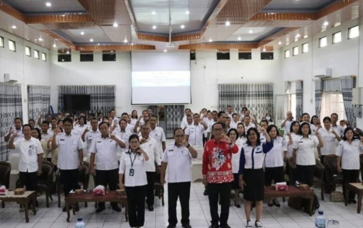 Kepala Bidang Pengelolaan Informasi Publik Diskominfosantik Kalteng, Erwindy (depan dua kanan) foto bersama saat sosialisasi PPID di Gumas, baru baru ini. (FOTO: IST)