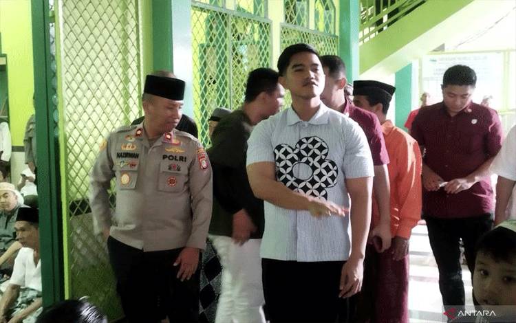 Kaesang Blusukan ke Tanjung Priok Jakarta Ikut Jumatan di Masjid Warga