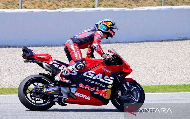 Arsip foto- Pembalap KTM Spanyol Pedro Acosta merayakannya setelah menempati posisi ketiga pada Sprint Race MotoGP Moto Grand Prix Catalonia di Sirkuit de Catalunya pada Sabtu (25/5/2024) di Montmelo di pinggiran Barcelona. (ANTARA/AFP/Josep Lago)