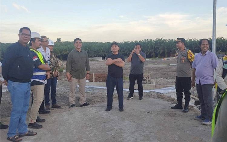 Kepala Dinas PUPR Provinsi Kalteng, H. Shalahuddin saat mendampingi Gubernur Kalteng, Sugianto Sabran meninjau pembangunan rumah sakit baru baru ini. (FOTO: IST)