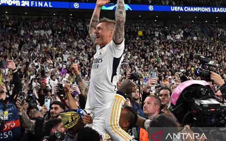 Toni Kroos merayakan kemenangan Real Madrid atas Borussia Dortmund di final Liga Champions yang digelar di Stadion Wembley, London, Minggu (2/6/2024). ANTARA/AFP/Glyn Kirk/am.