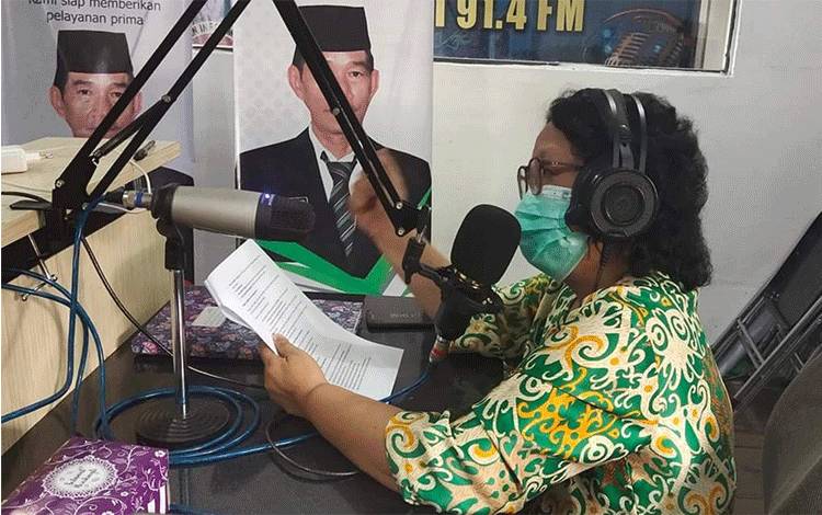 Tim Promkes RSUD Kapuas saat berikan edukasi kesehatan terkait penyakit asma melalui RSPD. (FOTO: IST)