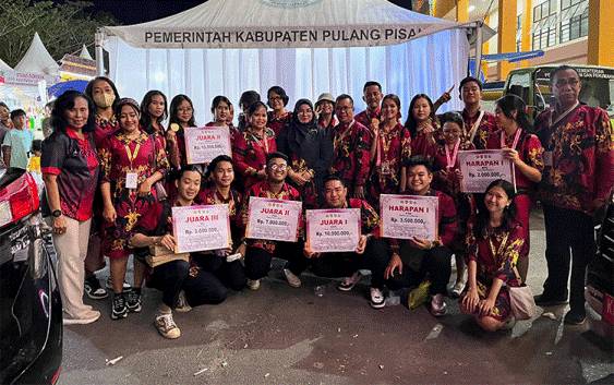 Wakil Bupati Kotim, Irawati saat berfoto bersama kontingen Kotim usai menghadiri acara penutupan Pesparawi XVII Tingkat Provinsi Kalteng di Kabupaten Pulang Pisau. (PPOST/Istimewa)