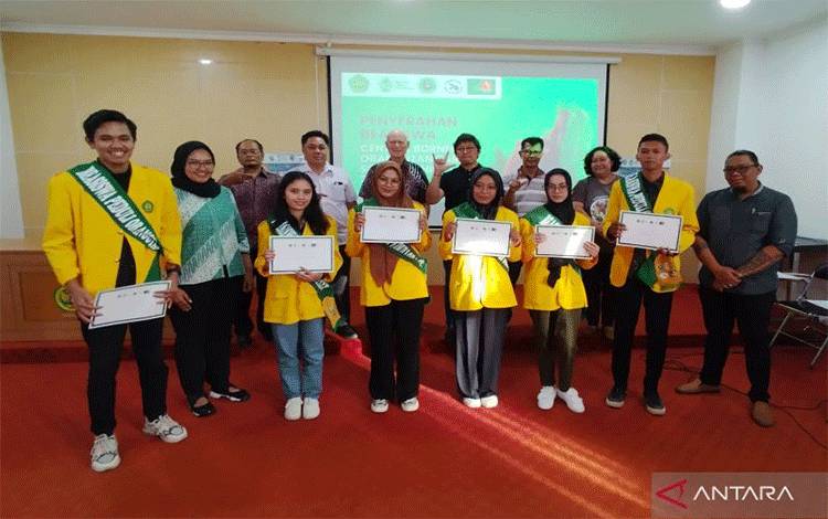 Mahasiswa Kuhatanan Fakultas Ilmu Pertanian Universitas Palangka Raya (UPR) menerima beasiswa Peduli Orangutan atau "Orangutan Caring Scholarship" (OCS) 2024. ANTARA/Rendhik Andika