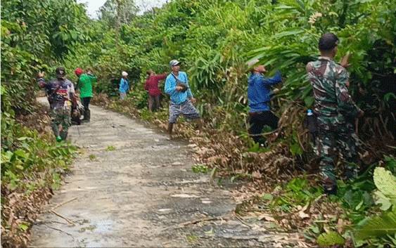 Masyarakat Pulau Kaladan Bergotong Royong Bersihkan Jalan Desa