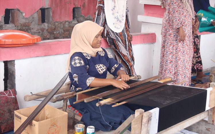 Kemenkumham: Tenun Donggala Wakili Indonesia Pada Pameran KI di Swiss