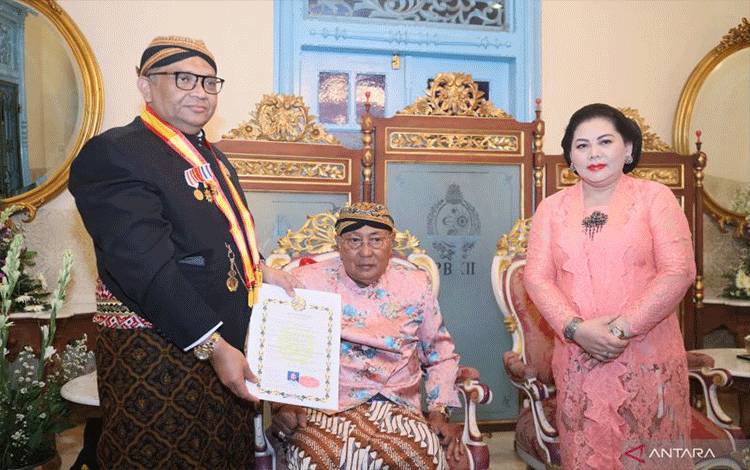 Wamenaker Peroleh Gelar Kehormatan dari Keraton Kasunanan Surakarta