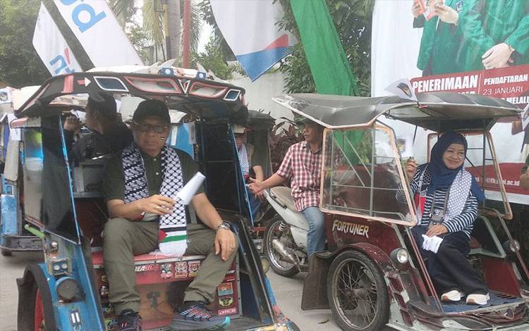 Rektor UMI Prof Sufirman dan Ketua Yayasan Wakaf UMI ikuti pawai peringatan Tahun Baru 1 Muharram 1446 Hijriah dengan menggunakan bentor di Makassar, Minggu,(7/7/2024).ANTARA/Abd Kadir