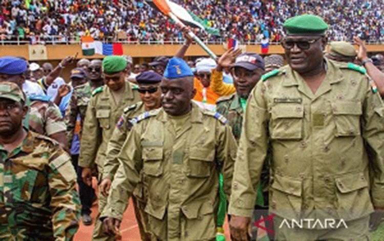 Anggota dewan militer yang melakukan kudeta di Niger menghadiri rapat umum di sebuah stadion di Niamey, Niger (6/8/2023). ANTARA/REUTERS/Mahamadou Hamidou/aa.