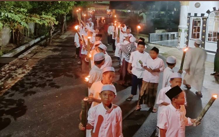 Santri Ponpes Darul Amin Sampit Gelar Pawai Obor Sambut 1 Muharam 1446 Hijriah