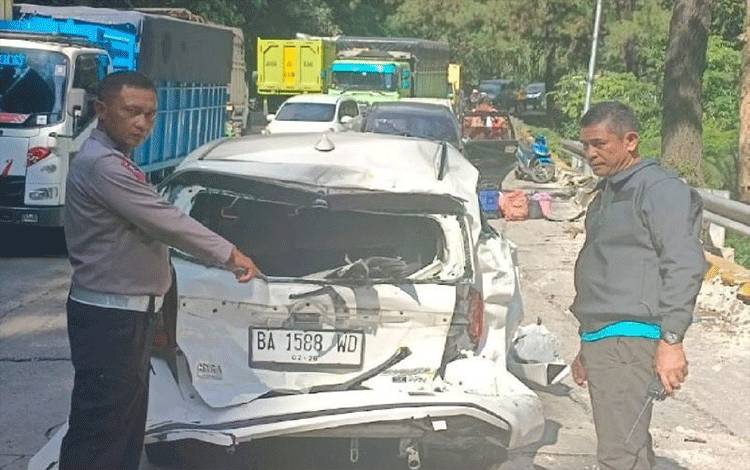 9 Kendaraan Terlibat Kecelakaan di Sitinjau Lauik