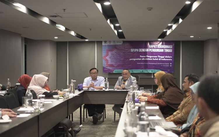 Jajaran BPJPH Kemenag saat menggelar pertemuan dengan sejumlah perguruan tinggi di Indonesia. (ANTARA/HO-Kemenag)