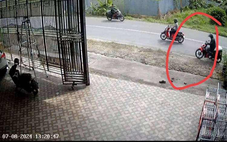 Pelaku pencurian sepada motor milik kurir ekspedisi saat melancarkan aksinya di Jalan Kembal, Kecamatan MB Ketapang. (FOTO: IST)