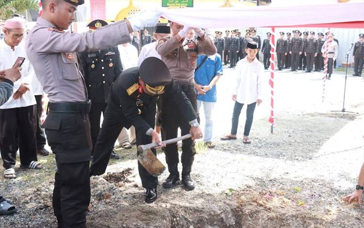 Wakapolda Kalteng Pimpin Pemakaman Almarhum Kombes Pol Esa Estu