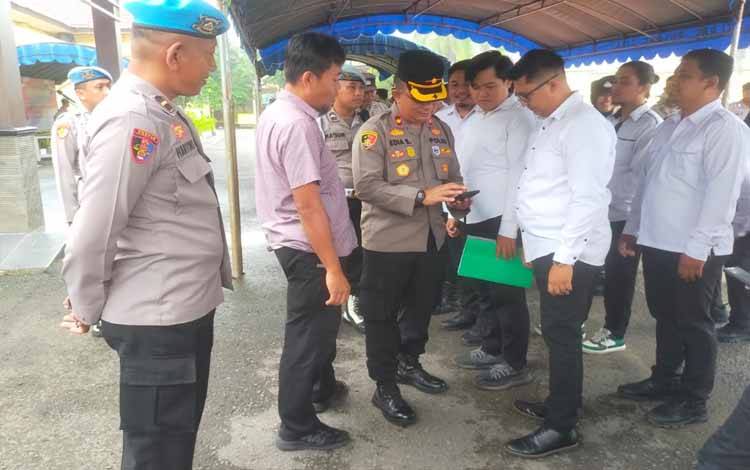 Hindari Terlibat Judi Online, Wakapolres Pulang Pisau Cek Handphone Anggota