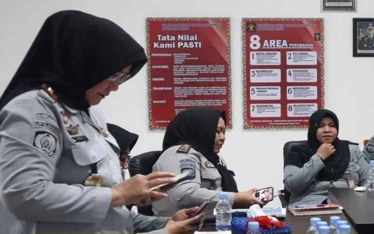 Kalapas Perempuan Sidak Handphone Pegawai untuk Cegah Terlibat Judi Online