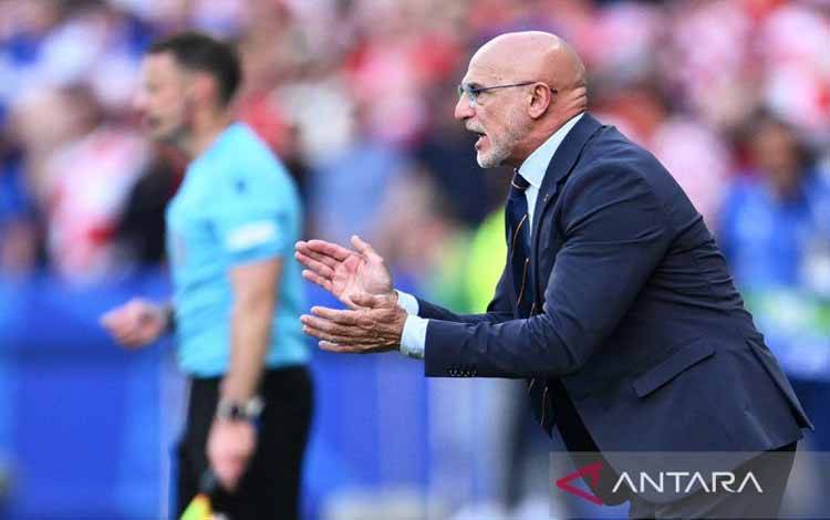 Pelatih kepala Spanyol Luis de La Fuente memberi isyarat kepada timnya saat menghadapi Kroasia pada laga Grup B UEFA Euro 2024 di Olympiastadion, Berlin, Jerman, Sabtu (15/6/2024). ANTARA/AFP/Christophe Simon/aa.