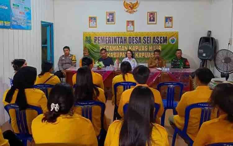Begini Pesan Babinsa Kapuas Hilir saat Hadiri Penerimaan Mahasiswa KKN di Desa Sei Asem
