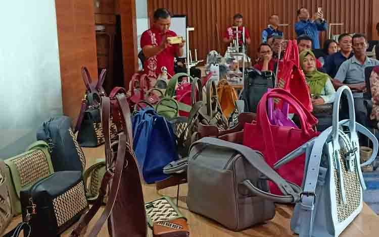 Pelatihan Tingkatkan Kualitas Perajin Rotan Asal Seruyan