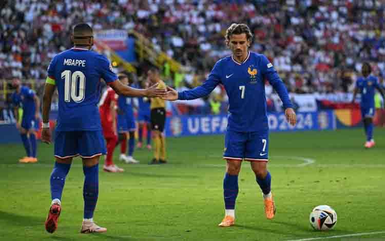 Penyerang Prancis #10 Kylian Mbappe menyapa gelandang Prancis #07 Antoine Griezmann selama pertandingan sepak bola Grup D UEFA Euro 2024 antara Prancis dan Polandia di BVB Stadion di Dortmund pada 25 Juni 2024. (ANTARA/AFP/Ozan Kose)