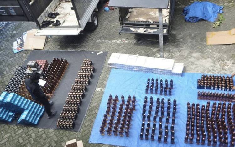 Bea Cukai Gagalkan Peredaran Ratusan Botol Miras dan Rokok Impor Ilegal