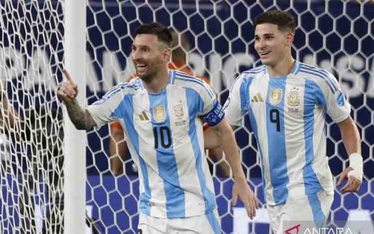Penyerang Argentina #10 Lionel Messi merayakan gol kedua timnya pada pertandingan sepak bola semifinal turnamen Conmebol 2024 Copa America antara Argentina dan Kanada di Stadion MetLife, di East Rutherford, New Jersey pada Selasa (9/7/2024). (ANTARA/AFP/Eduardo Munoz)