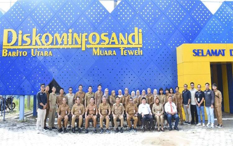 Penjabat Bupati Barito Utara Muhlis, Pj Sekda setempat Jufriansyah dan Kepala Dinas Komifosandi Mochamad Ikhsan serta pejabat dan staf Diskominfosandi lainnya foto bersama di halamanan kantor Dinas Kominfosandi setempat di Muara Teweh.ANTARA/HO-Dinas Kominfosandi Barito Utara