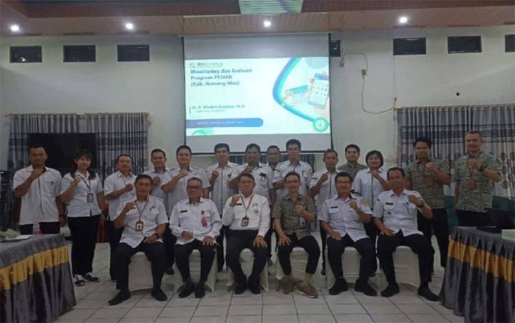 Sekda Gumas Richard (kiri ketiga duduk) dan lainnya berfoto bersama usai rakor monev program Pesiar BPJS Kesehatan, di Kuala Kurun, Rabu (10/7/2024). ANTARA/HO-BPJS Kesehatan Cabang Palangka Raya