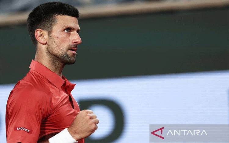 Arsip - Petenis Serbia Novak Djokovic bereaksi saat melawan petenis Italia Lorenzo Musetti pada babak ketiga French Open 2024 di Lapangan Philippe-Chatrier, Roland Garros, Paris, Prancis, Minggu (2/6/2024). ANTARA/AFP/Emmanuel Dunand/aa.