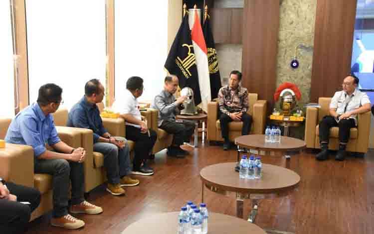 Pj Bupati Barito Utara Drs Muhlis didampingi Kepala Kantor Imigrasi Kelas I Non Tempat Pemeriksaan Imigrasi (TPI) Palangka Raya, Mulyadi, Kepala Dinas Tenaga Kerja, Transmigrasi, Koperasi dan UKM Barito Utara, Kepala Diskominfosandi, Sekretaris Dinas PUPR Barito Utara, Kabid E Government serta Kabid Ketenagakerjaan melaksanakan konsultasi ke Ditjen Imigrasi, Rabu, 10 Juli 2024. (Foto: Dhani)