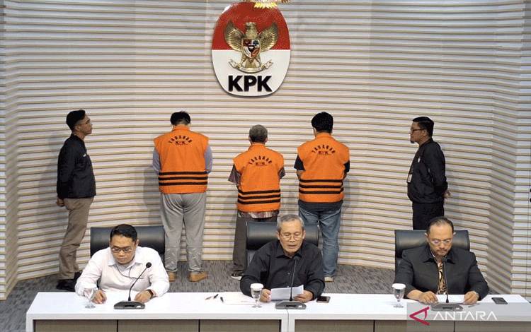 Komisi Pemberantasan Korupsi (KPK) menghadirkan tiga tersangka dugaan tindak pidana korupsi terkait pekerjaan retrofit sistem sootblowing PLTU Bukit Asam pada PT PLN (Persero) Unit Induk Pembangkitan Sumatera Bagian Selatan (UIK SBS) tahun 2017-2022, dalam jumpa pers di Gedung Merah Putih KPK, Jakarta Selatan, Selasa (9/7/2024). ANTARA/Fianda Sjofjan Rassat
