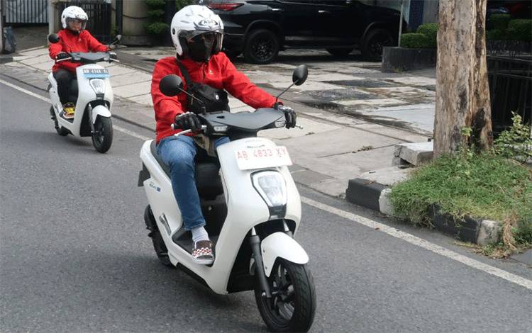 Pengguna sepeda motor listrik Honda EM1 e: tengah berkendara pada jalan raya di Makassar, Sulawesi Selatan, Kamis (11/6/2024). (ANTARA/HO/AHM)