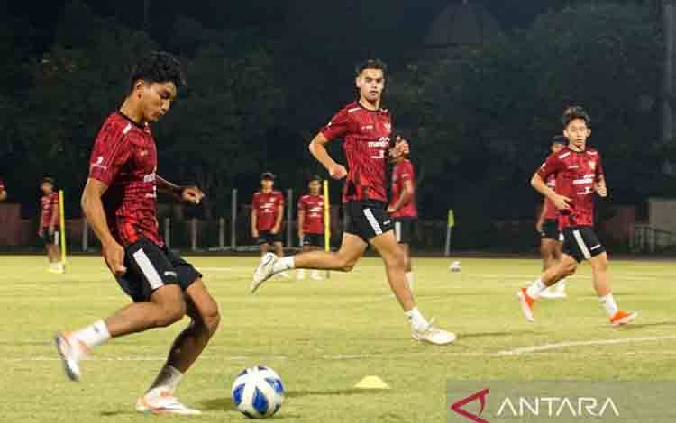 Pemain Timnas Indonesia U-19 Jens Raven (tengah) mengikuti latihan tim di Lapangan Thor Surabaya, Kamis (11/7/2024) malam. ANTARA/Naufal Ammar Imaduddin