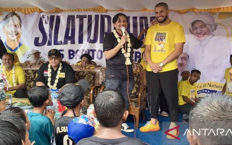 CEO Barito Putera Hasnuryadi Sulaiman (tengah) menghadiri acara silaturahmi suporter Barito di Banjarbaru, Kalimantan Selatan, Jumat (12/7/2024). (ANTARA/HO/BARITO PUTERA)