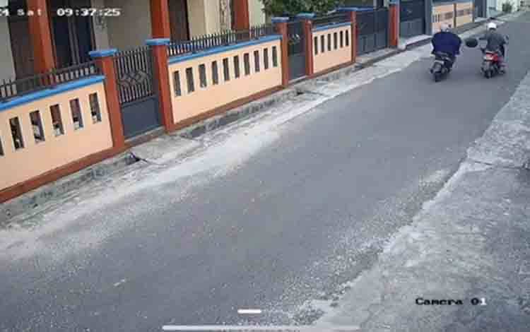 Aksi Penjambretan di Pangkalan Bun Terekam CCTV, Pelaku Diburu Polisi
