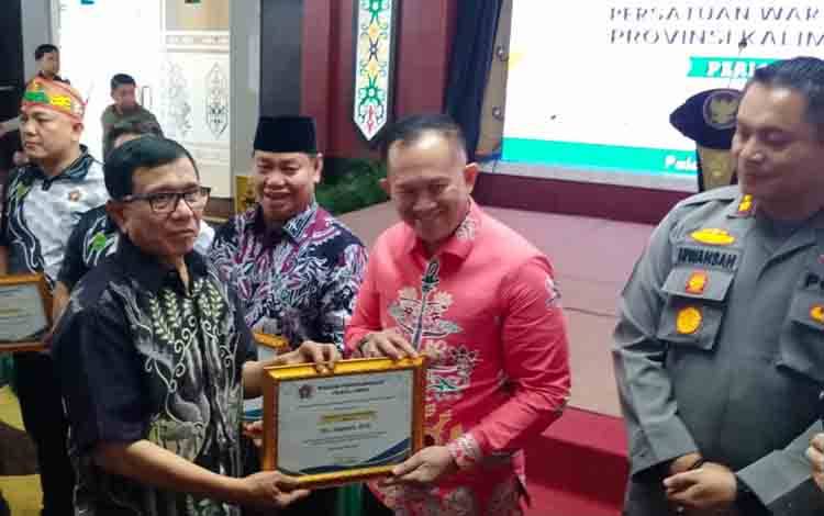 Sekda Kapuas dan Dandim 1011 Klk Terima Penghargaan dari PWI Pusat