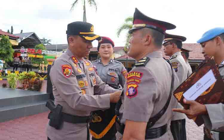 Kabagsdm Polres Kobar dan Kapolsek Pangkalan Lada Berganti