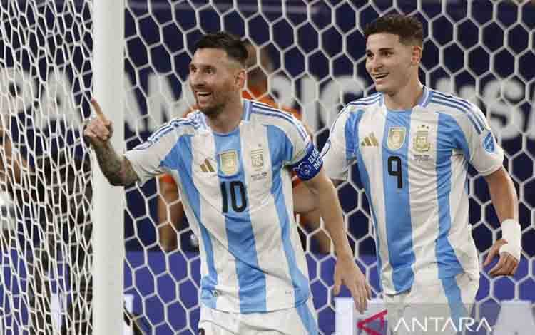 Penyerang Argentina Lionel Messi (kiri) merayakan gol kedua timnya pada laga semifinal turnamen Conmebol 2024 Copa America antara Argentina dan Kanada di Stadion MetLife, di East Rutherford, New Jersey, AS, Selasa (9/7/2024). ANTARA/AFP/Eduardo Munoz/aa.