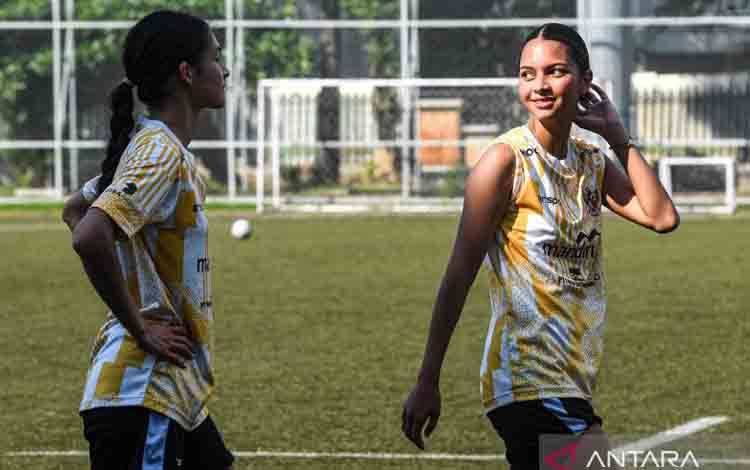 Pesepak bola Timnas putri Indonesia Estella Loupatty (kanan) berbincang dengan Noa Leatomu (kiri) saat mengikuti pemusatan latihan (TC) di Lapangan Rugby, komplek GBK, Jakarta, Rabu (26/6/2024). Pemusatan latihan tersebut dilakukan dalam rangka persiapan pertandingan uji coba melawan Hong Kong yang rencananya digelar pada 11 Juli dan 14 Juli 2024. ANTARA FOTO/Muhammad Adimaja/wpa.