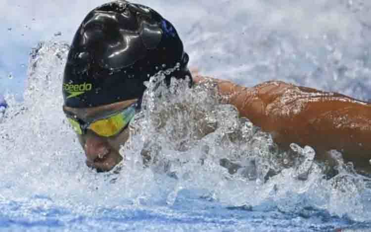 Foto arsip - Perenang putra Indonesia Joe Aditya Wijaya Kurniawan memacu kecepatannya saat penyisihan 4x100 meter gaya ganti estafet campuran Asian Games 2022 di Hangzhou Olympic Sports Centre Aquatic Sports Arena, China, Rabu (27/9/2023). Tim Indonesia finis di posisi keempat dengan catatan waktu 4 menit 01.49 detik. (ANTARA FOTO/M Risyal Hidayat)