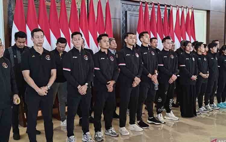 Sejumlah atlet tim bulu tangkis nasional berangkat ke Paris, Perancis melalui Bandara Internasional Soekarno-Hatta, Tangerang, Banten. (Azmi Samsul Maarif)