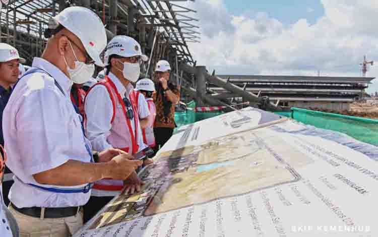 Menteri Perbubungan Budi Karya Sumadi (kanan) meninjau pembangunan Bandara IKN di Penajam Paser Utara, Kalimantan Timur, Jumat (12/7/2024). ANTARA/HO-Humas Kemenhub