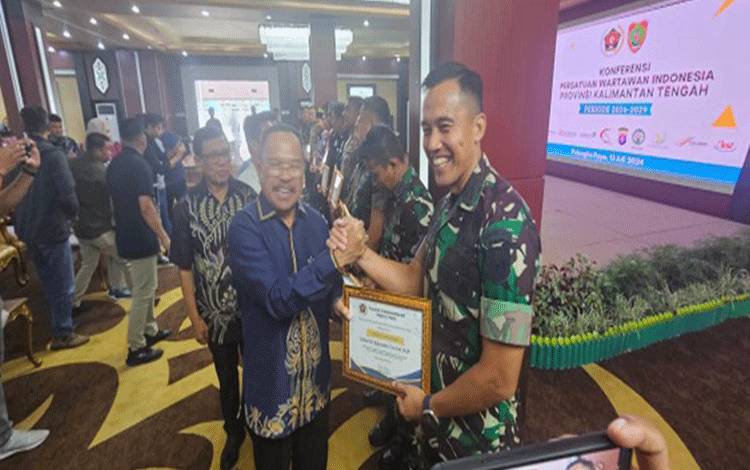 Dandim 1013 Muara Teweh. Letkol Inf Agussalim Tuo SH MIP saat menerima penghargaan PWI Pusat yang diserahkan oleh Sekda Provinsi Kalimantan Tengah, Drs H Nuryakin di aula Jayang Tingang, Kantor Gubernur Kalimantan Tengah, Sabtu 13 Juli 2024.(foto: Dhani)