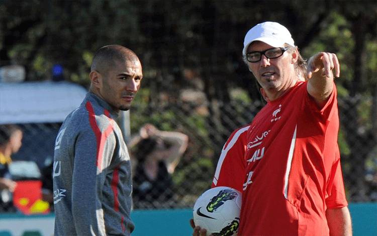 Laurent Blanc bersama Karim Benzema pada 2011. ANTARA/AFP /PASCAL GUYOT