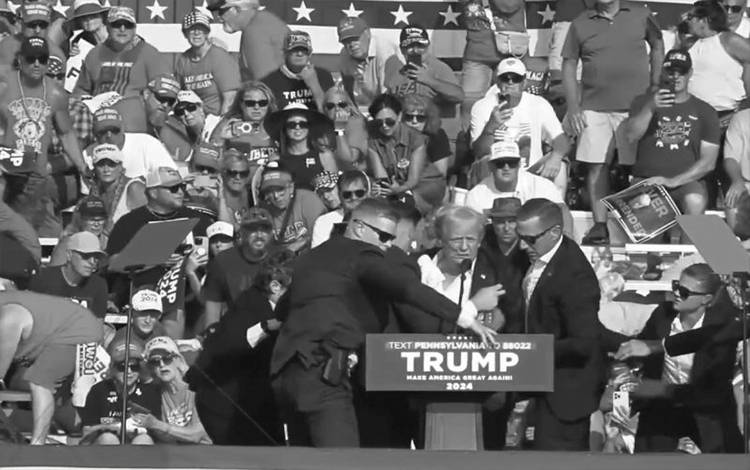Tangkapan layar sebuah video memperlihatkan Donald Trump tengah dilindungi petugas keamanan usai insiden yang diduga penembakan terjadi ketika dia berpidato di Pennsylvania pada Sabtu (14/7/2024). (ANTARA/Youtube.com/@GOP/B019)