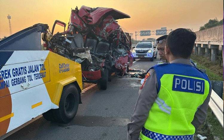 Kecelakaan bus di ruas tol Solo-Ngawi, tepatnya di Km 498+800 jalur B wilayah Boyolali, Jawa Tengah, Sabtu (13/7/2024) dini hari. (LANTARA/HO-Dokumentasi Relawan