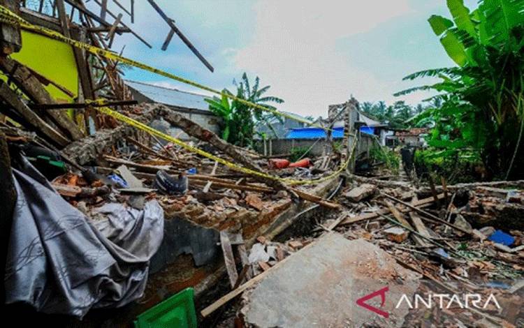 Kondisi rumah nelayan di Desa Panimbang Jaya, Kecamatan Panimbang, Kabupaten Pandeglang, Banten, rusak parah akibat ledakan, Sabtu (13/7/2024). (ANTARA/Desi Purnama Sari)