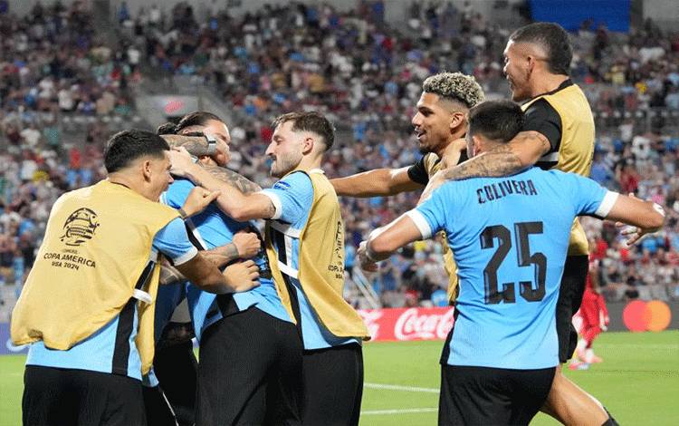 Para pemain Uruguay merayakan gol yang dibuat Luis Suarez dalam pertandingan perebutan peringkat tiga Copa Amerika 2023 melawan Kanada di Bank of America Stadium 13 Juli 2024.(Antara/Getty Images via AFP/GRANT HALVERSON)