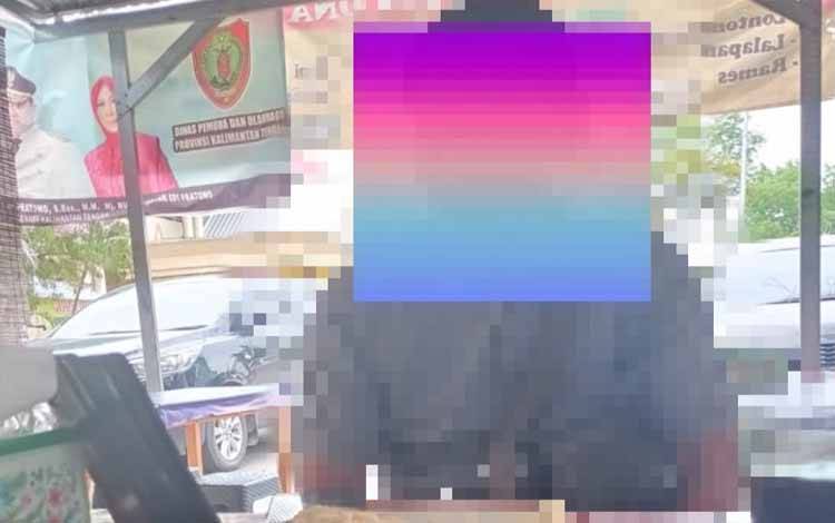 AS saat dibantu mediasi oleh Tim Virtual Police Bidhumas Polda Kalteng (Foto : Tim Virtual Police Bidhumas Polda Kalteng)