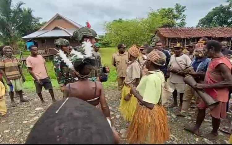 Masyarakat Asmat menari bersama prajurit TNI pada peresmian Rumah Adat Jew di Distrik Krepkuri Kabupaten Nduga, Provinsi Papua Pegunungan. (HO-Komando Operasi TNI)